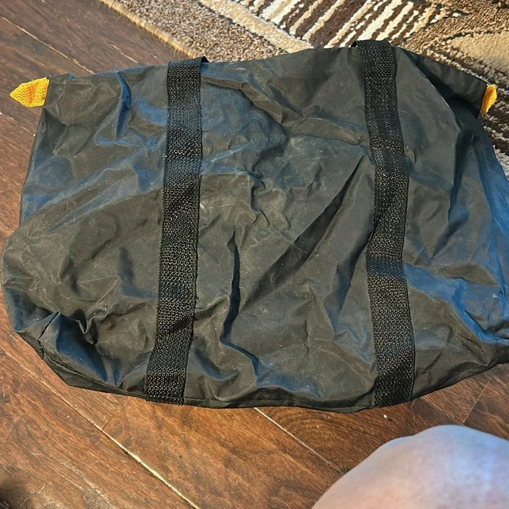 Nice tote for overnights BILLBLASS bag. Vintage bag. Needs a little cleaning!